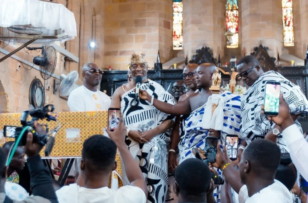 After surviving a car accident, Ga Mantse hosts a Thanksgiving service.